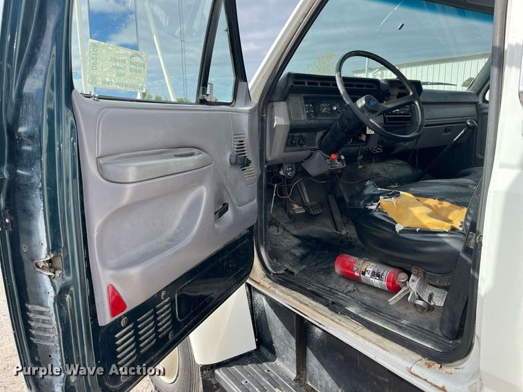 image for item DP2106 1995 Ford F800  delivery truck