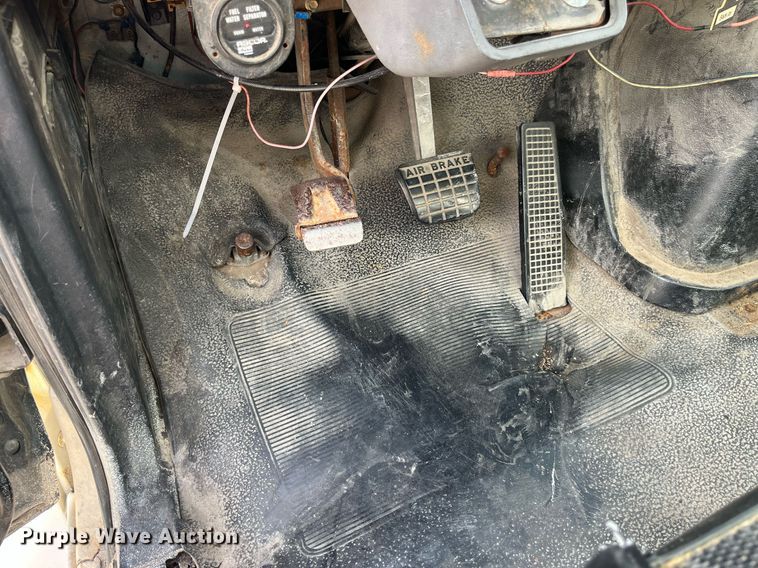 image for item DP2106 1995 Ford F800  delivery truck