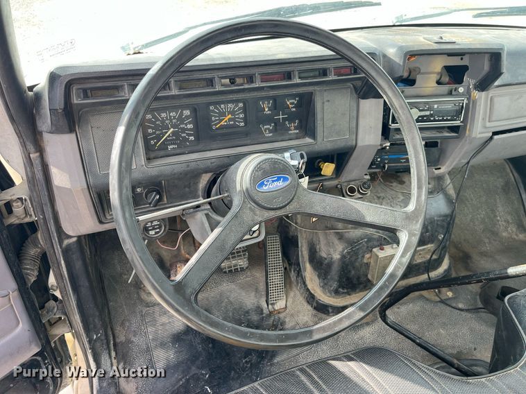 image for item DP2106 1995 Ford F800  delivery truck