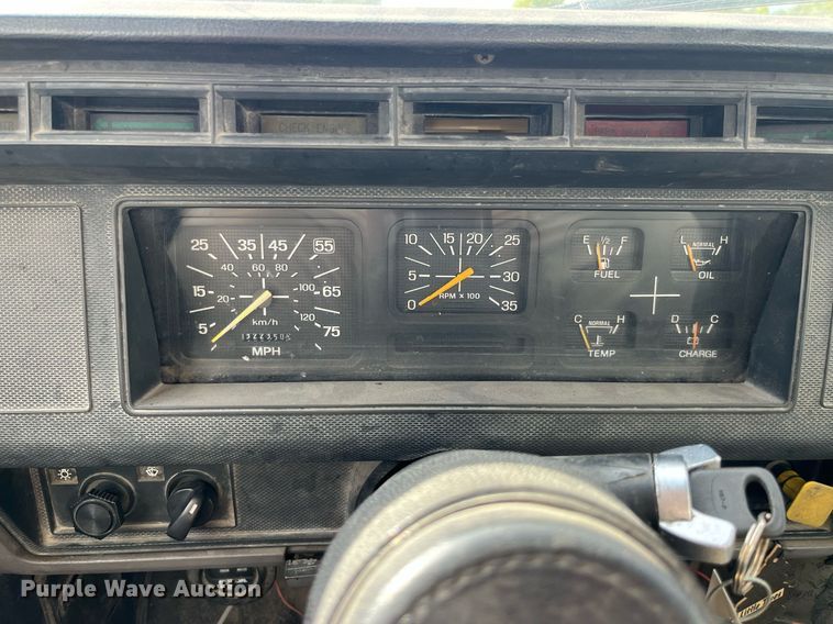 image for item DP2106 1995 Ford F800  delivery truck