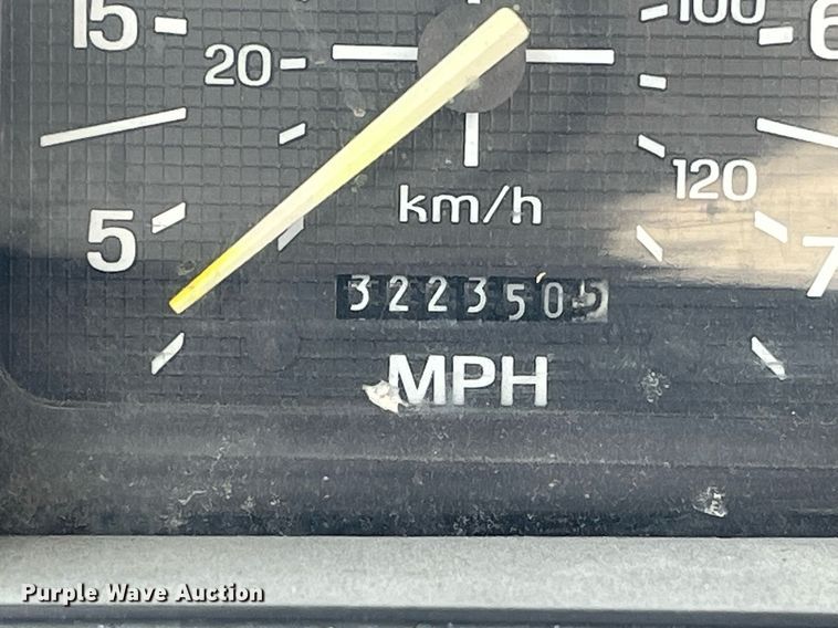 image for item DP2106 1995 Ford F800  delivery truck