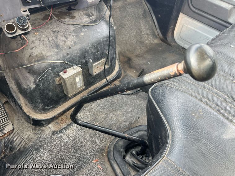 image for item DP2106 1995 Ford F800  delivery truck