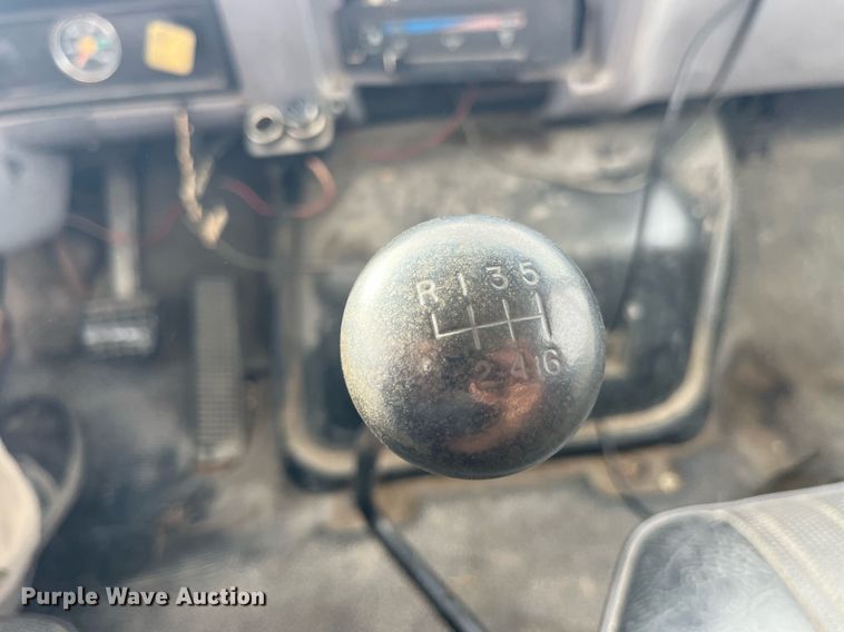 image for item DP2106 1995 Ford F800  delivery truck