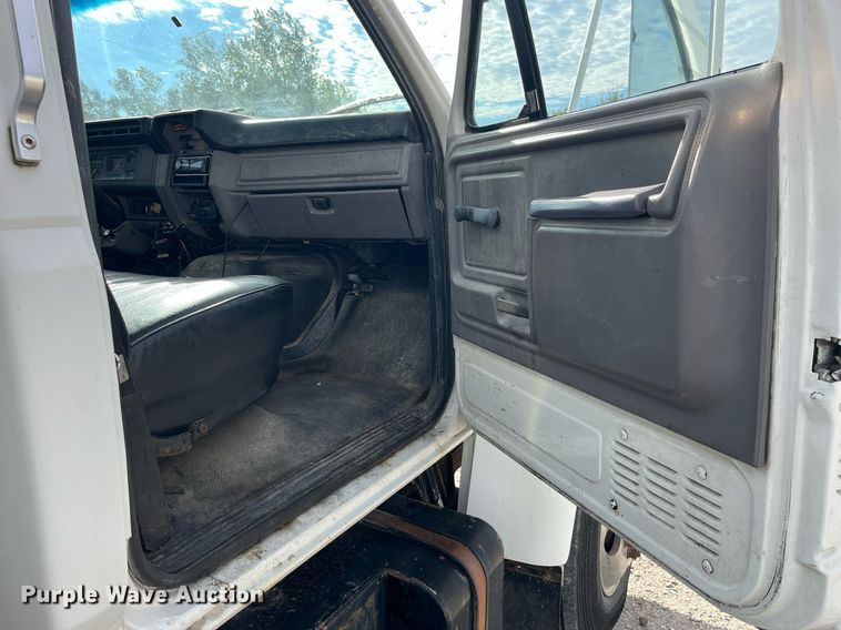 image for item DP2106 1995 Ford F800  delivery truck