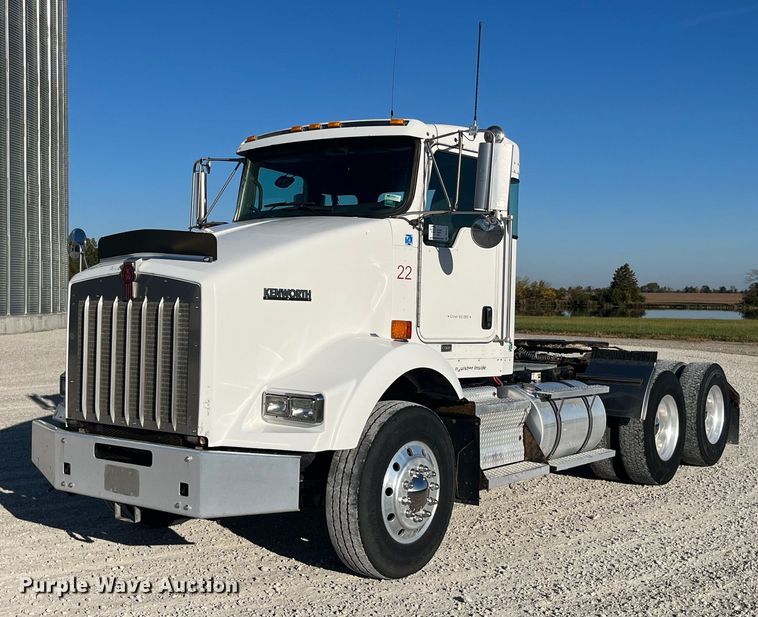image for item DP2112 2006 Kenworth T800  semi truck