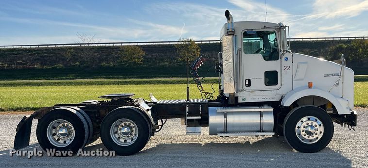 image for item DP2112 2006 Kenworth T800  semi truck