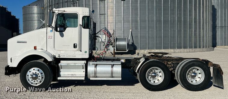 image for item DP2112 2006 Kenworth T800  semi truck