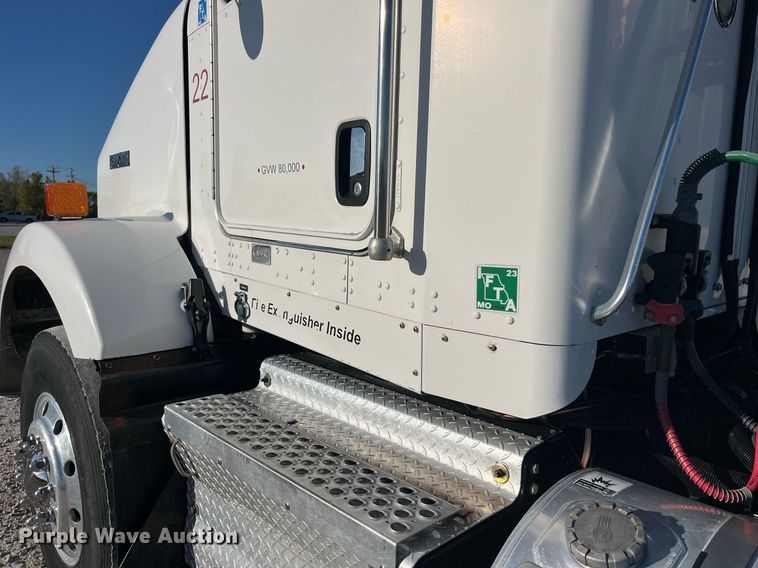 image for item DP2112 2006 Kenworth T800  semi truck