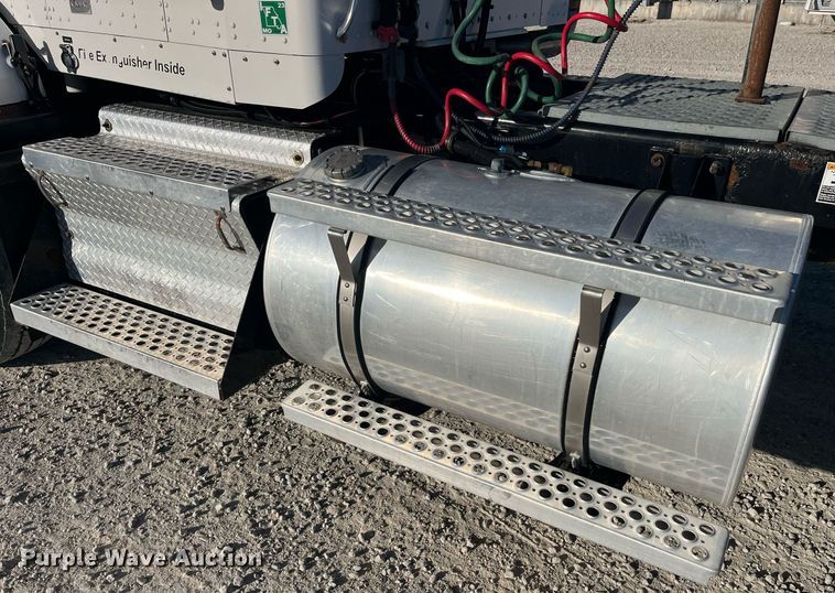 image for item DP2112 2006 Kenworth T800  semi truck