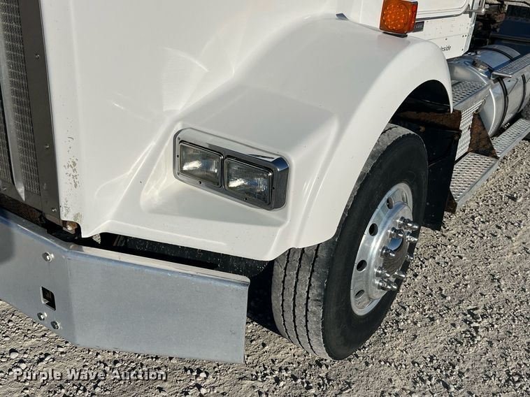 image for item DP2112 2006 Kenworth T800  semi truck