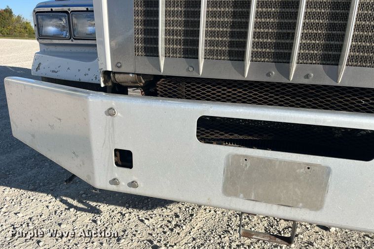 image for item DP2112 2006 Kenworth T800  semi truck