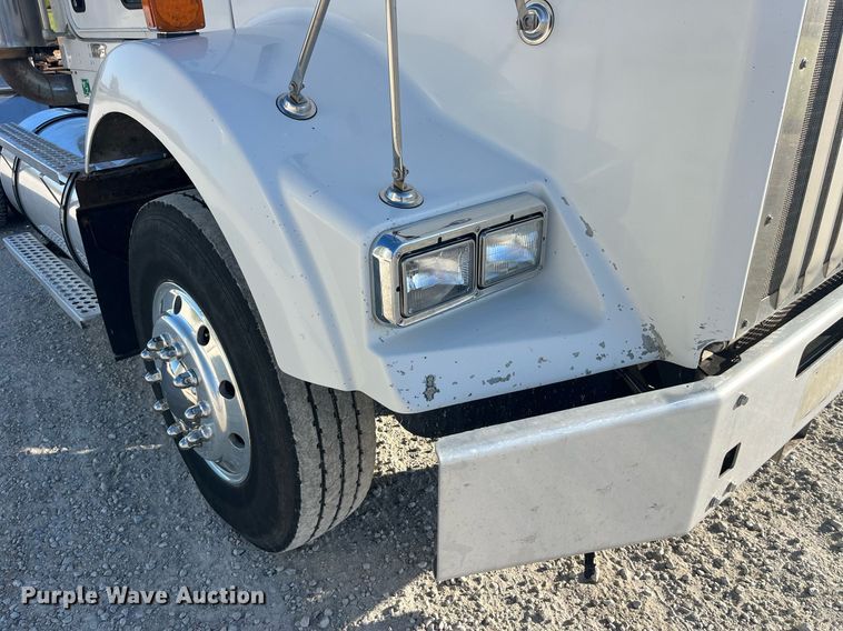 image for item DP2112 2006 Kenworth T800  semi truck