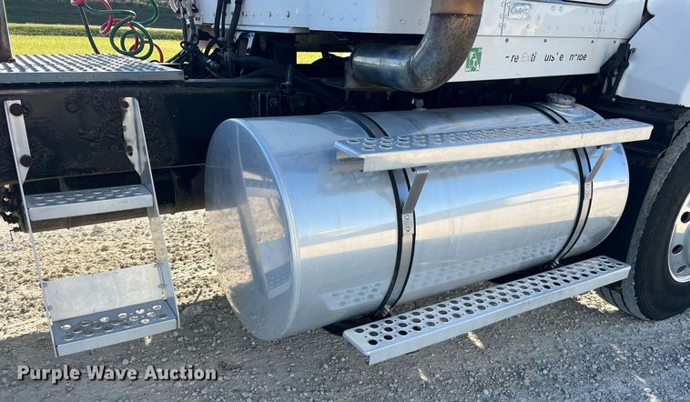 image for item DP2112 2006 Kenworth T800  semi truck