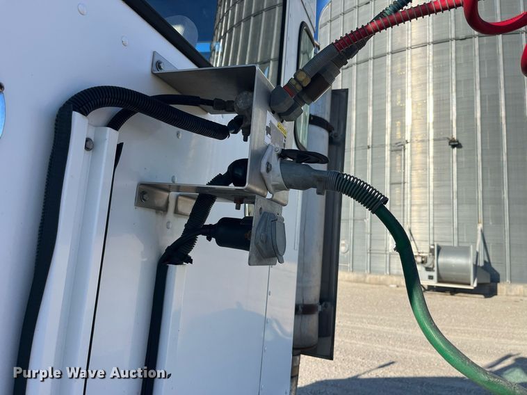 image for item DP2112 2006 Kenworth T800  semi truck