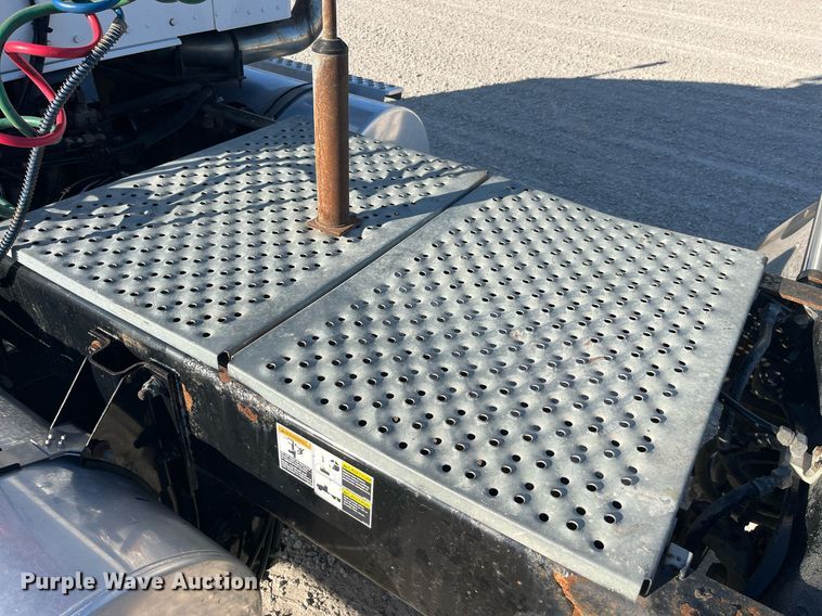 image for item DP2112 2006 Kenworth T800  semi truck