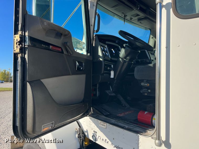 image for item DP2112 2006 Kenworth T800  semi truck