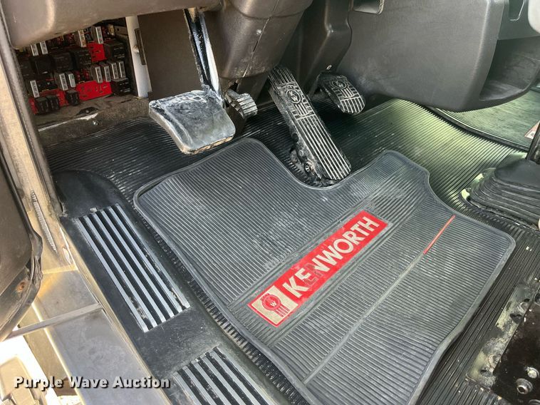 image for item DP2112 2006 Kenworth T800  semi truck