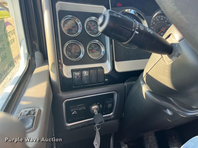 image for item DP2112 2006 Kenworth T800  semi truck