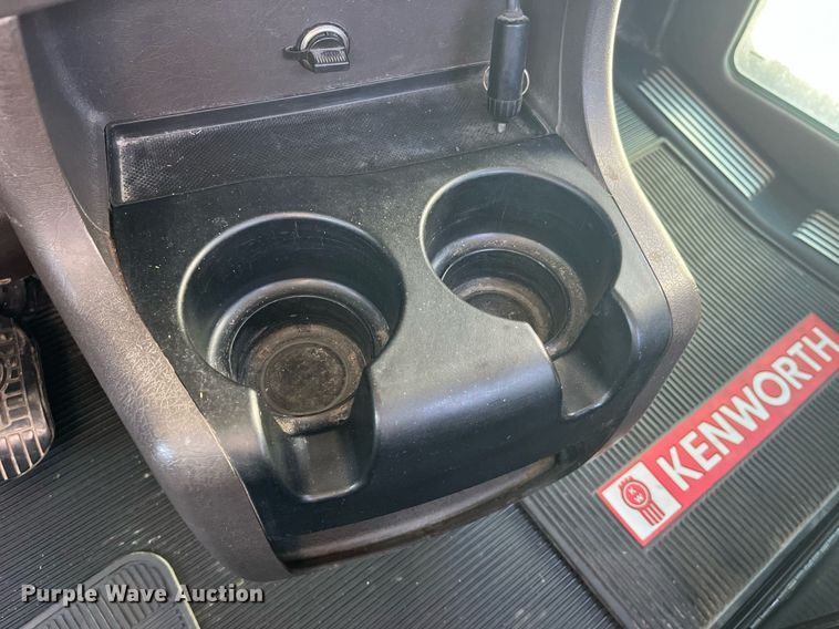 image for item DP2112 2006 Kenworth T800  semi truck