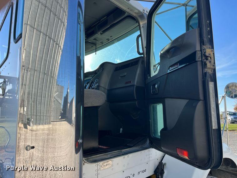 image for item DP2112 2006 Kenworth T800  semi truck