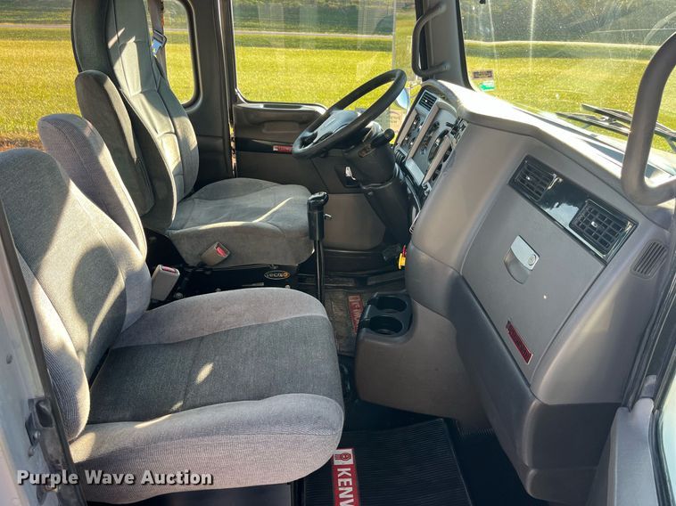 image for item DP2112 2006 Kenworth T800  semi truck