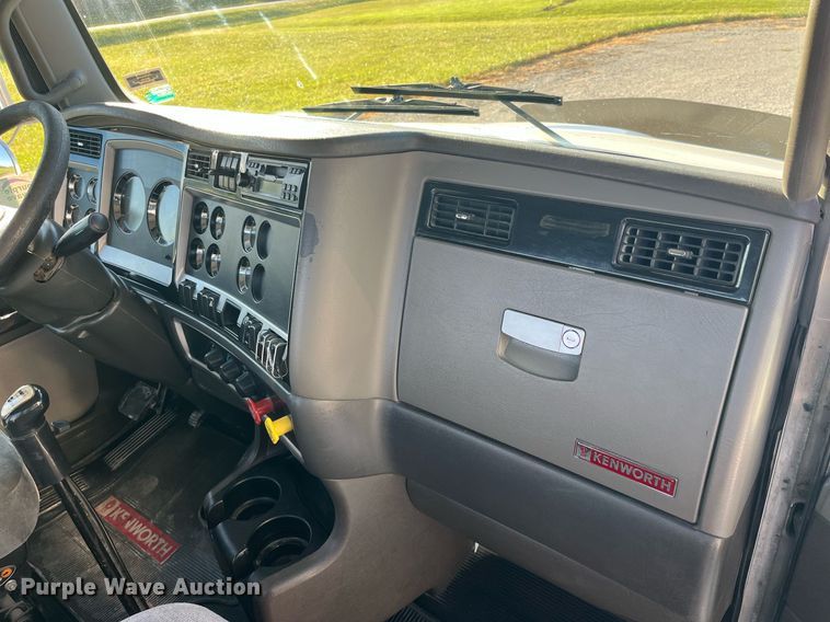image for item DP2112 2006 Kenworth T800  semi truck