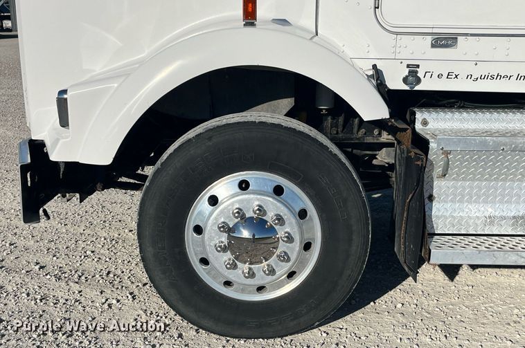 image for item DP2112 2006 Kenworth T800  semi truck