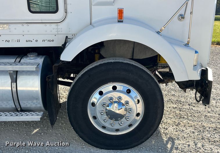 image for item DP2112 2006 Kenworth T800  semi truck