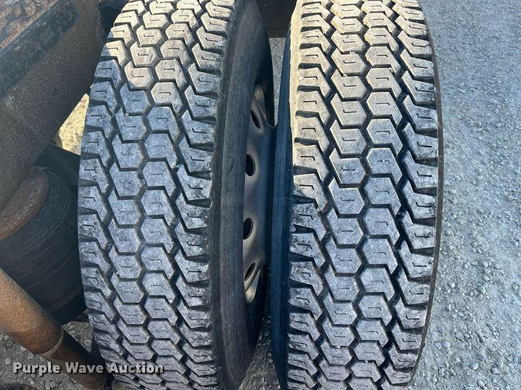 image for item DP2112 2006 Kenworth T800  semi truck