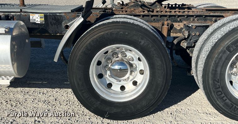 image for item DP2112 2006 Kenworth T800  semi truck