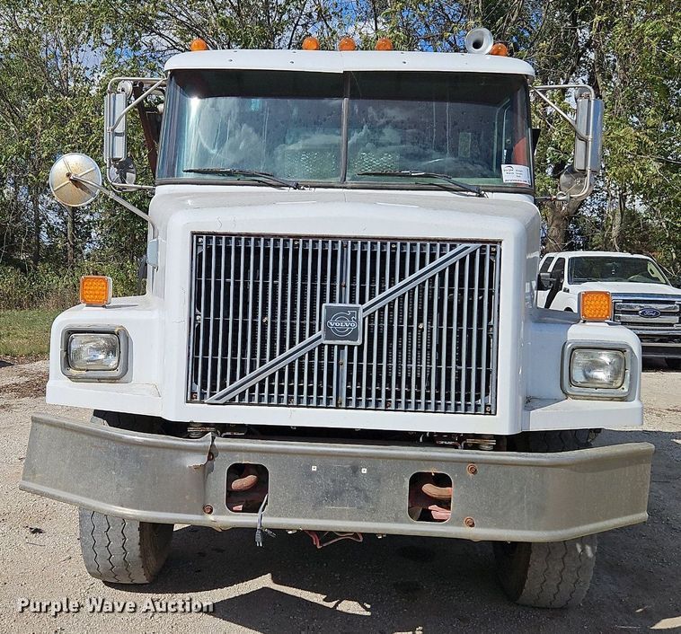 image for item DP2480 1999 Volvo WG64  roll-off container truck