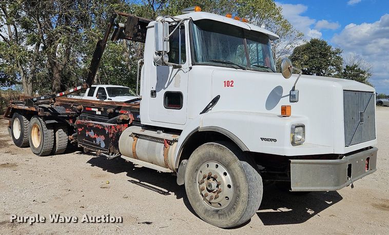 image for item DP2480 1999 Volvo WG64  roll-off container truck