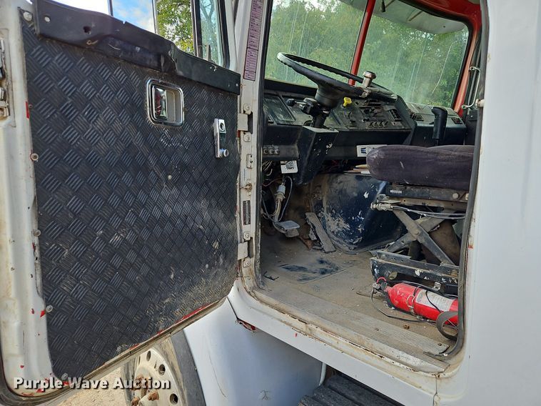 image for item DP2480 1999 Volvo WG64  roll-off container truck