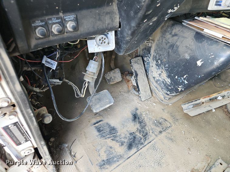 image for item DP2480 1999 Volvo WG64  roll-off container truck