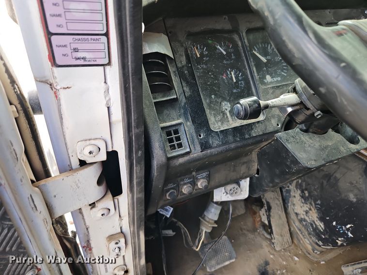 image for item DP2480 1999 Volvo WG64  roll-off container truck