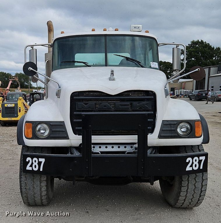 image for item DP2509 2005 Mack CV713  truck chassis