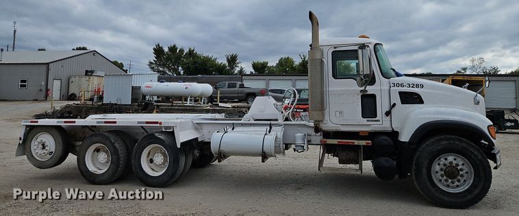 image for item DP2509 2005 Mack CV713  truck chassis