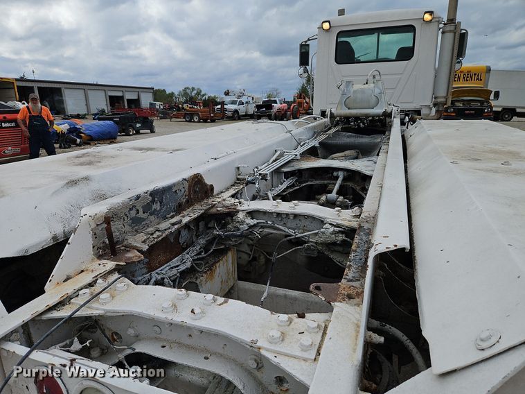 image for item DP2509 2005 Mack CV713  truck chassis