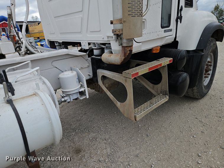 image for item DP2509 2005 Mack CV713  truck chassis