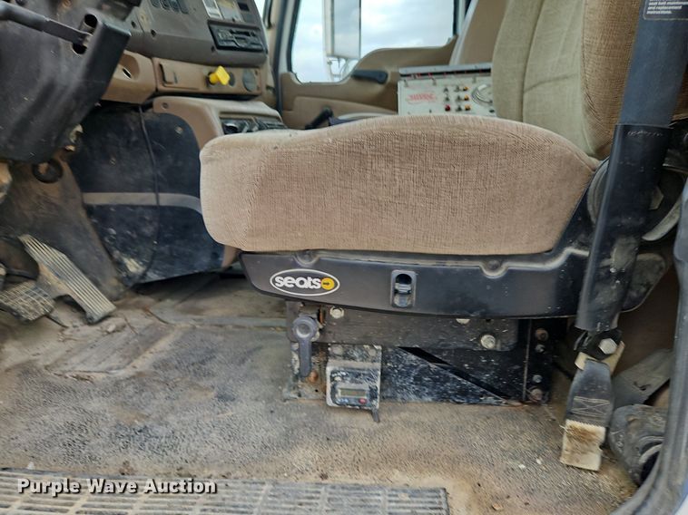 image for item DP2509 2005 Mack CV713  truck chassis