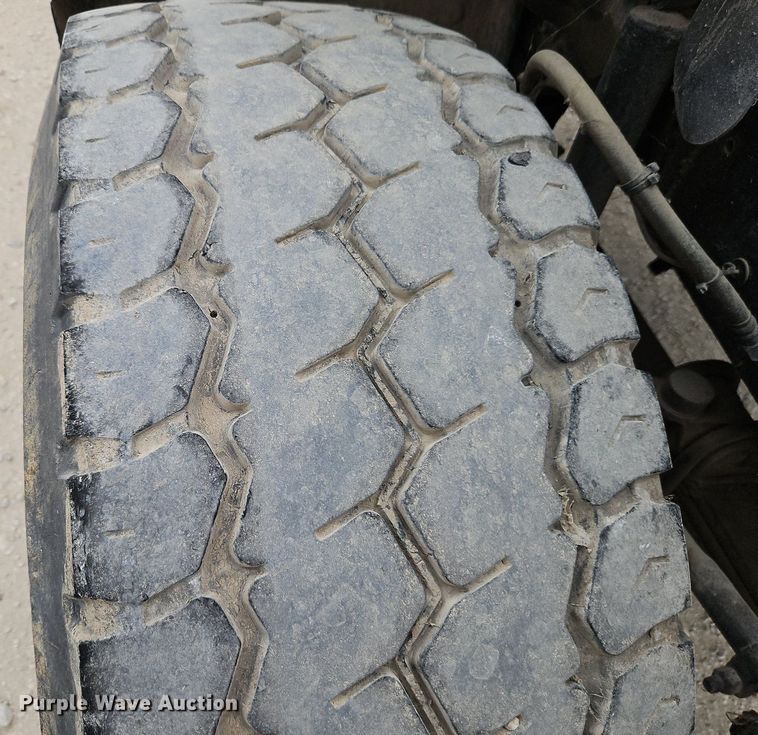 image for item DP2509 2005 Mack CV713  truck chassis