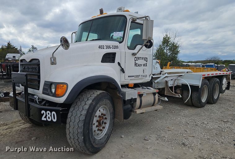 image for item DP2510 2005 Mack CV713  truck chassis