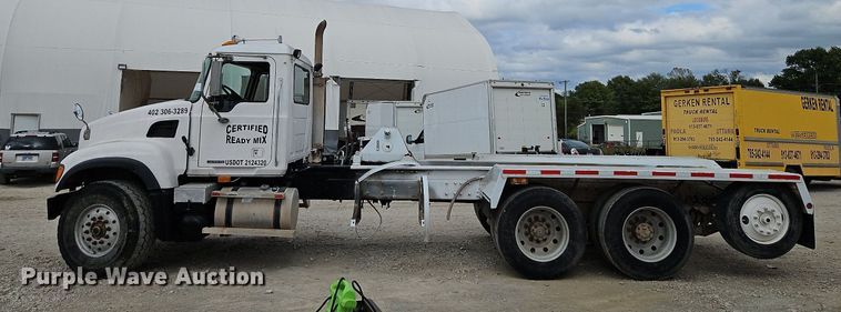 image for item DP2510 2005 Mack CV713  truck chassis