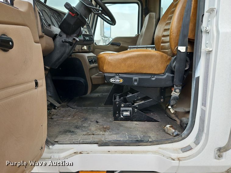 image for item DP2510 2005 Mack CV713  truck chassis