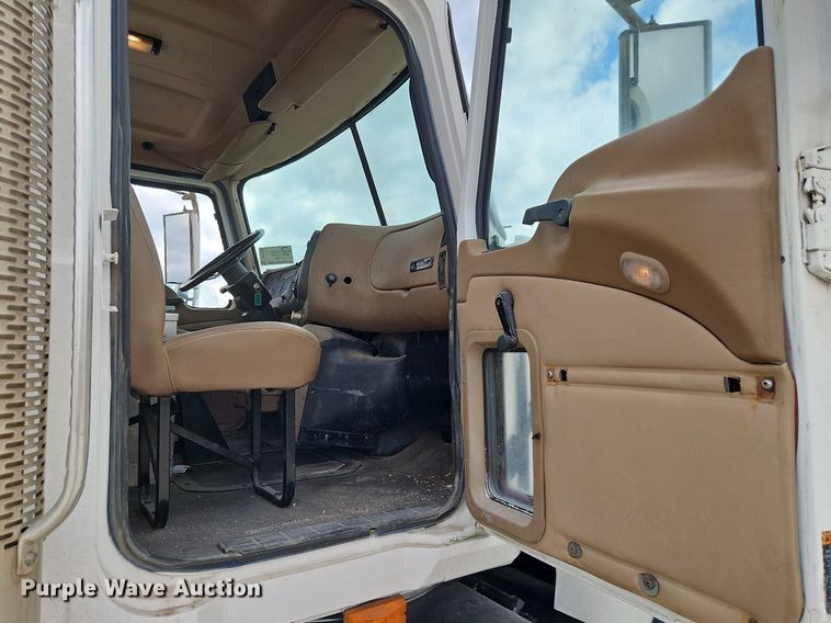 image for item DP2510 2005 Mack CV713  truck chassis