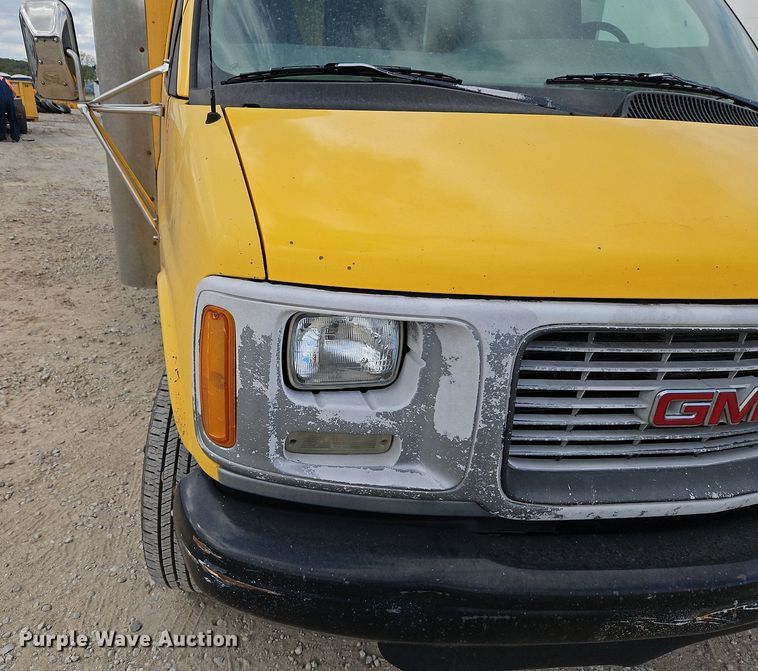 image for item DP2513 2001 GMC Savana G3500  box truck