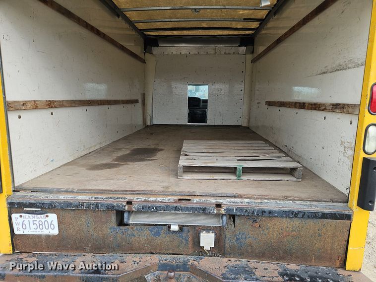 image for item DP2513 2001 GMC Savana G3500  box truck