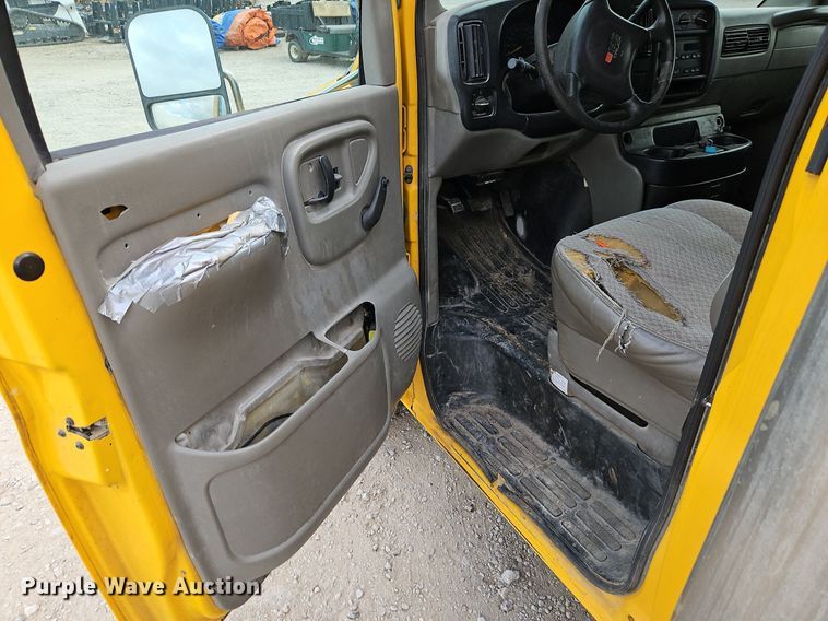 image for item DP2513 2001 GMC Savana G3500  box truck
