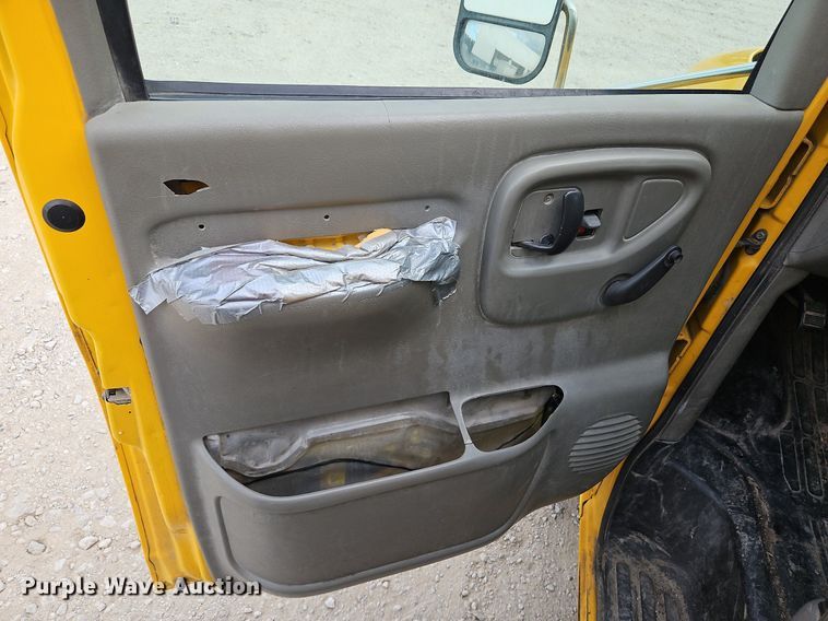 image for item DP2513 2001 GMC Savana G3500  box truck