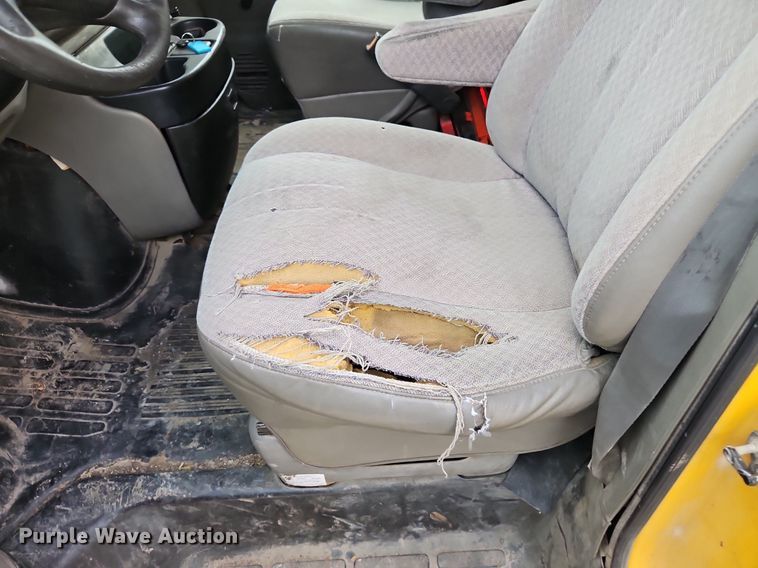 image for item DP2513 2001 GMC Savana G3500  box truck